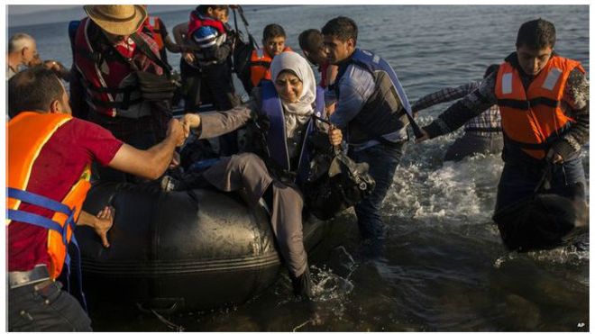 ديلي تلغراف: خفر السواحل في اليونان “أغرقوا” قاربا للاجئين السوريين