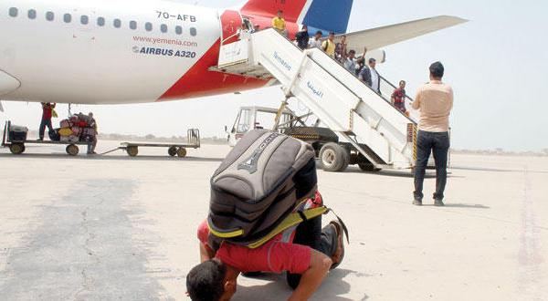 طائرة مدنية تحط في عدن والمقاومة تواصل التقدم