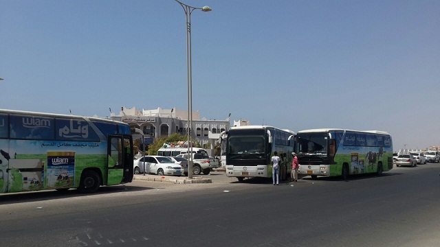 لجنة الإغاثة بالمجلس الأهلي بالمكلا تشرف على عمليات نقل النازحين للعاصمة عدن وتهيئة المدارس الحكومية لعودة الدراسة