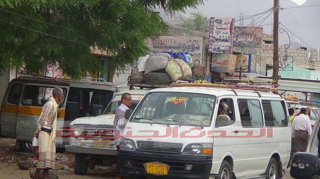 ازدحام طريق عدن أبين بمئات السيارات العائدة إلى عدن