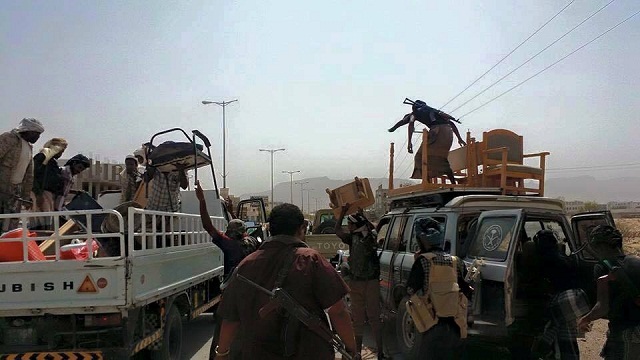 عمليات نهب واسعة تطال المؤسسات الحكومية بعتق والمواطنين يناشدون المقاومة الجنوبية بالتدخل