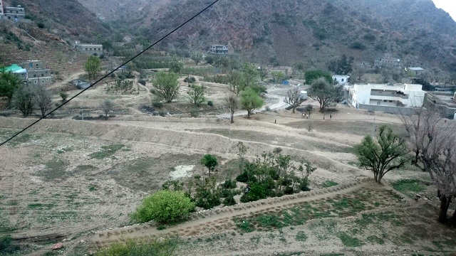 قافلة غذائية تصل جبهة بلة من مواطني مكتب كلد يافع