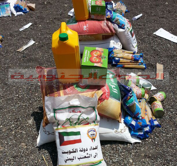 تحت شعار حملة إغاثة الشعب اليمني :  توزيع سلة غذائية مقدمة من الشعب الكويتي لإغاثة أبناء أبين