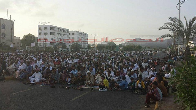 الجنوبيون يؤدون صلاة  عيد الأضحى المبارك بساحة العروض (صور)