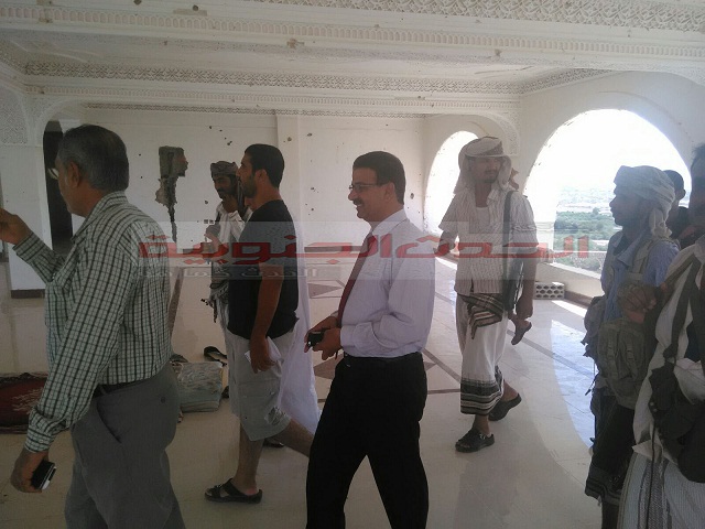 محافظ ابين ومختصين من الإمارات يتفقدا قصر الرئاسة بخنفر وإدارة كهرباء ومياه أبين