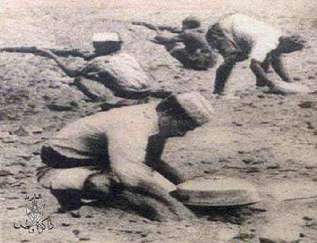 تعرض لأول مرة .. صورة لعملية نزع الألغام بردفان سنة 1964