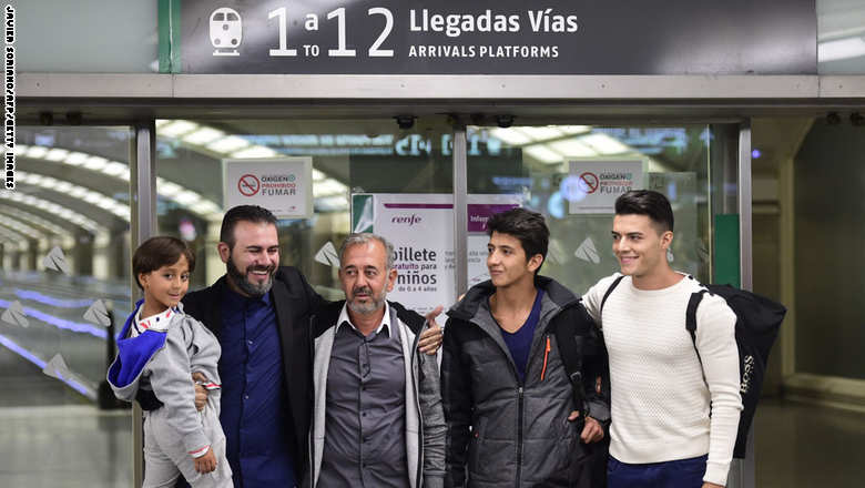 عرقلة لاجئ سوري من مصورة مجرية تنقله إلى تدريب كرة القدم في إسبانيا