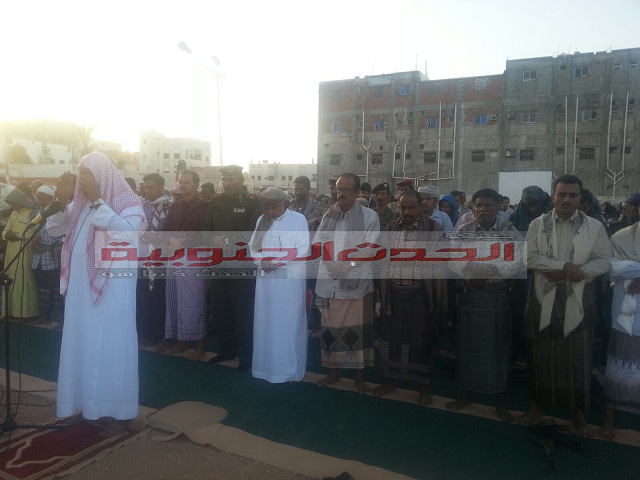 بحضور محافظ شبوة ومدير الامن وقائد محور عتق ابناء شبوة يؤدون صلاة وخطبة عيد الاضحى المبارك بمدينة عتق