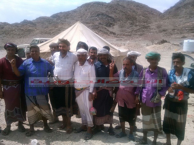 القيادي بالمقاومة عبدالعزيز الجفري يزور المقاومة الجنوبية بالمحفد