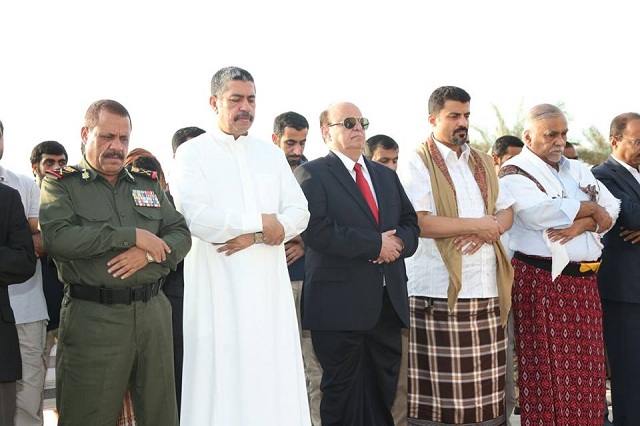 هادي وحكومة الشرعية يؤدون صلاة العيد بعدن