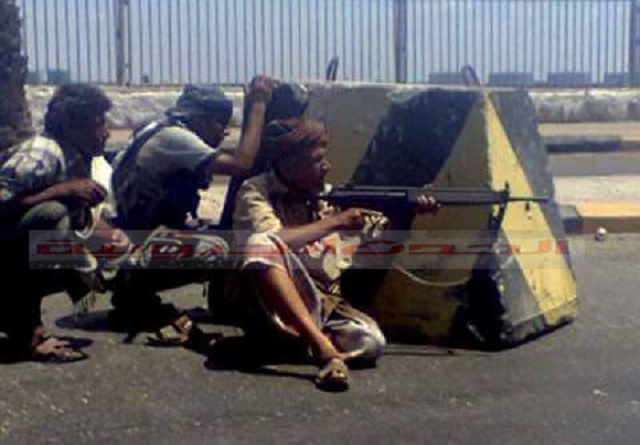 صورة نادرة بالخطوط الأمامية للقتال للشهيد علي ناصر هادي