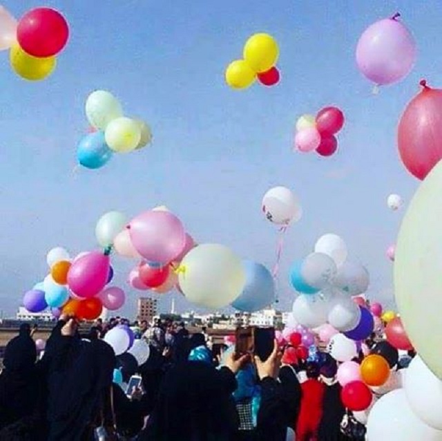 ابناء عدن يستقبلون العيد بإطلاق بالونات الفرح