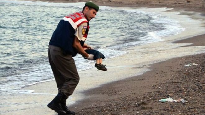 صحف عربية: “بأي ذنب قتل” الطفل السوري على الشاطئ