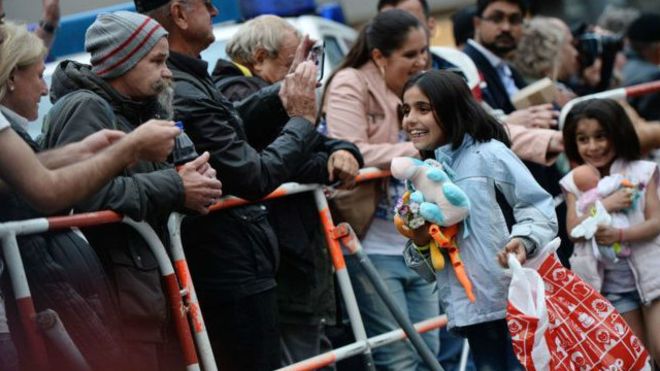 التايمز: انتقادات لميركل لترحيبها “الساذج” بتدفق اللاجئين