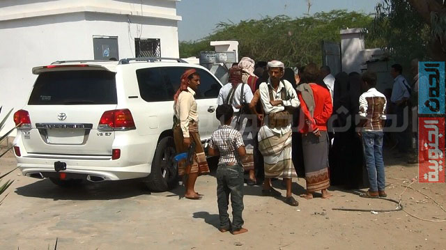 وقفة احتجاجية لعاملات النظافة بابين تعترض موكب المحافظ للمطالبة بصرف رواتب الموظفين