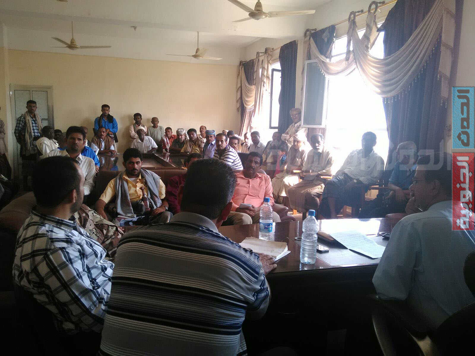 محافظ ابين يترأس إجتماع موسع لمدراء مكاتب التربية والصحة والمياه والكهرباء