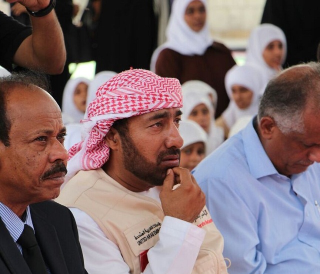 اسكتش مسرحي لطالبات ثانوية باكثير يبكي محافظ عدن وموظفي الهلال الأحمر الإماراتي