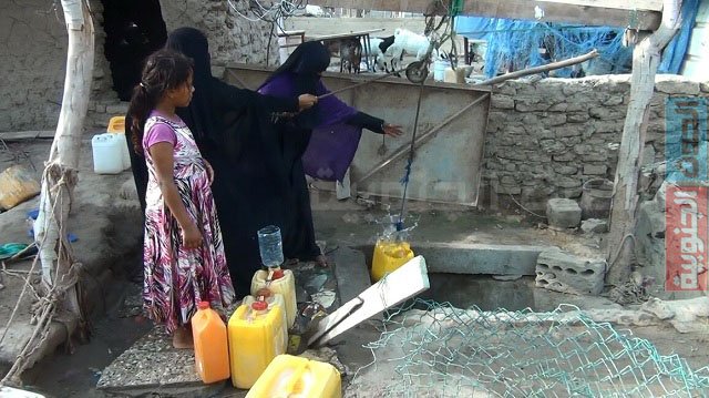 أبين : تخاذل السلطة المحلية وإدارة المياه يجبر مواطن بحفر بئر في حوش منزله