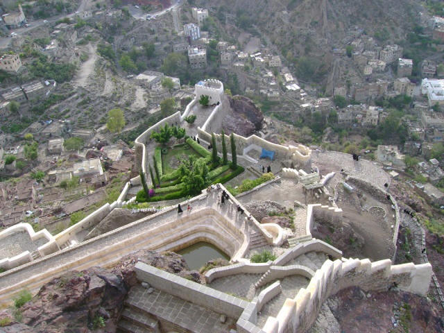 قلعة “القاهرة” في تعز اليمنية.. أطلال تاريخية بين رحى الحرب