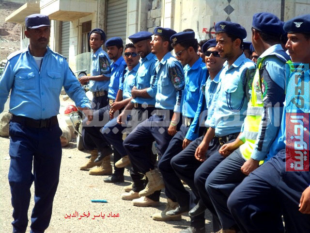 بعد وعدهم بالترقيم مستجدون المرور يعتصمون أمام مبنى المحافظة بعدن