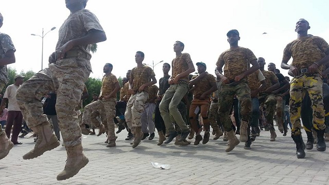 عروض عسكرية  واحتفالات شعبية  بذكرى أكتوبر بعدن (صور)