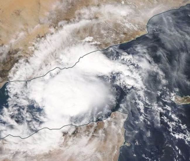إعصار ميغ يضرب جنوب اليمن الليلة وغداً.. وتحذير من تشكُل السيول وارتفاع الأمواج
