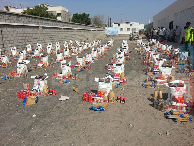 تحت شعار [ الحكمة اليمانية .. رحماء بينهم ] جمعية الحكمة توزع ( 100 ) سلة غذائية للصم والبكم في أبين