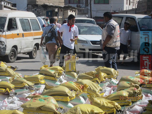 الهلال الأحمر الإماراتي يدشن توزيع الإغاثة لنازحين أبين ويستمر في عدن