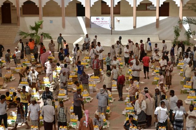 اللجنة الفرعية للإغاثة الكويتية توزع 200 سلة غذائية للمتضررين من إعصار تشابالا بمنطقة المتضررين بفوه