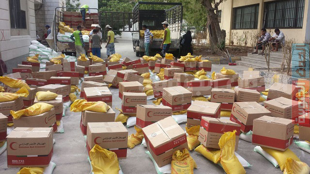 الهلال الأحمر الإماراتي يوزع ( 1978) سلة غذائية في عدن