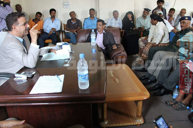 محافظ ابين ينفعل ويتلفظ بألفاظ نابيه على ابناء ابين وحماص يرد عليه