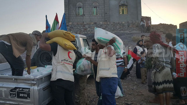 الهلال الأحمر الإماراتي يصل أهالي الشهداء في جبهة ردفان العند