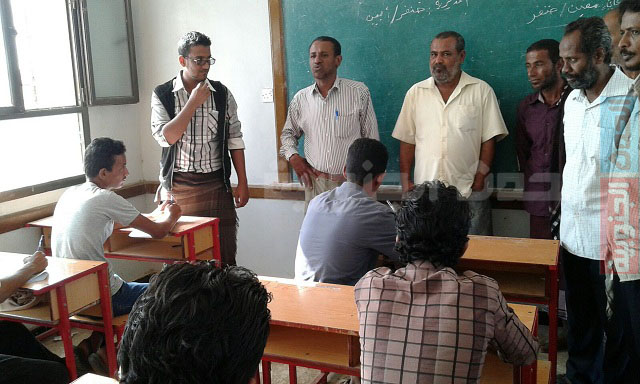 مدير مكتب التربية والتعليم بخنفر-أبين يزور المركز الامتحاني في الخاملة
