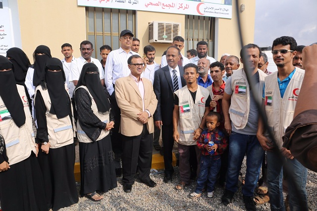 محافظ عدن والهلال الأحمر الإماراتي يفتتحان مجمع صحي في البريقة