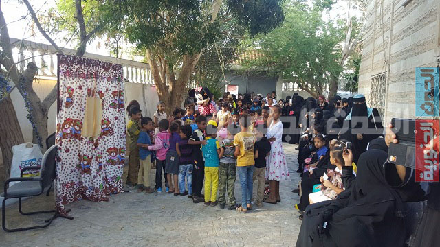 حملة إنقاذ عدن توزع كسوة مدارس ل230 طالب في عدن