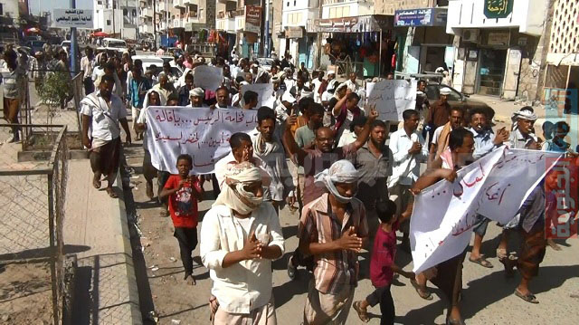 تزامنا مع وصول هادي : ناشطون في ابين يخرجون بمسيرات تطالب بإقالة السعيدي