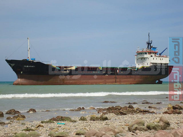 جنوح باخرة اماراتية بسواحل سقطرى تحمل مواد اغاثية (صور)