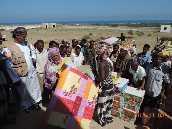 وكيل محافظة سقطرى يدشن توزيع المساعدات الاغاثية المقدمة من سلطنة عمان