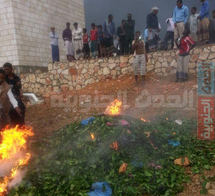 احراق اول كمية قات  تدخل ألى جزيرة سقطرى (صور)