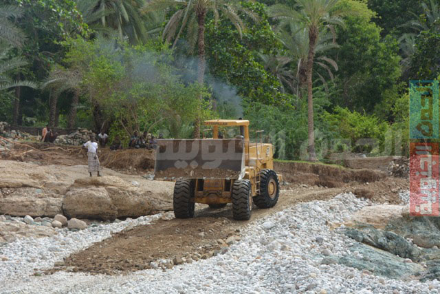 المجلس الأهلي بالمكلا يتفقد إعادة طرقات منطقة الخربة التي تضررت بالكامل جراء إعصار تشابالا