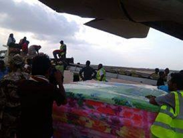 أربع طائرات اغاثة عمانية تصل أرخبيل سقطرى بعد إعصار تشابالا(صور)