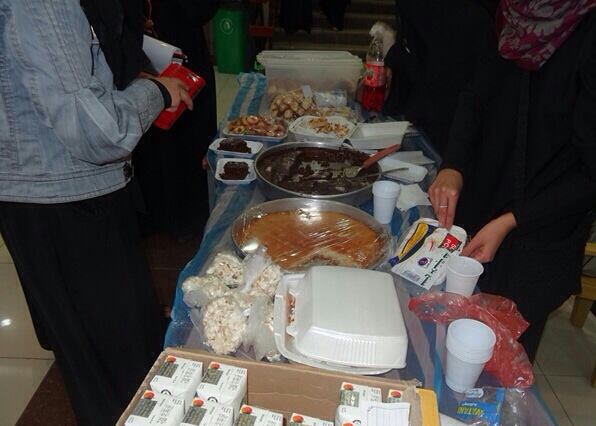 طبق خيري لدعم مرضى السرطان في كلية التربية عدن