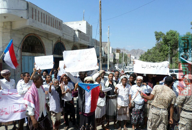 أبناء أبين يخرجون بمسيرة حاشدة إلى عدن تطالب بإقالة محافظ أبين واجتثاث الفساد