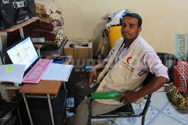 الهلال الأحمرالإماراتي يعيد الأمل للمعاق أيوب بفرصة عمل متطوعا في الإغاثة