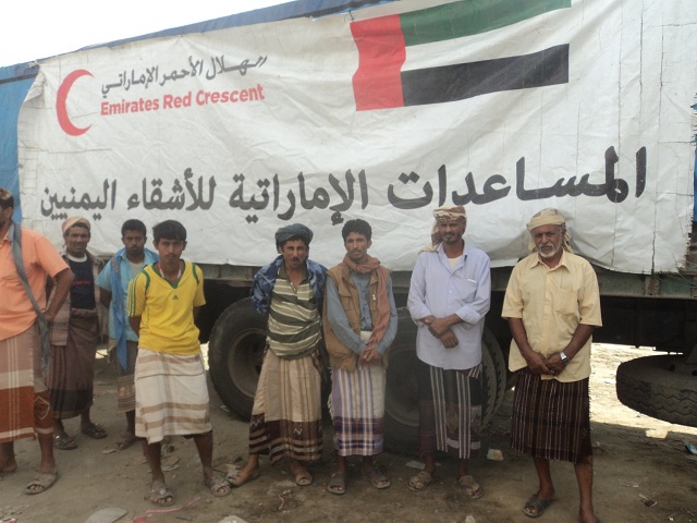 الهلال الأحمر الإماراتي يدشن توزيع المعونات بالمنطقة الوسطى بأبين