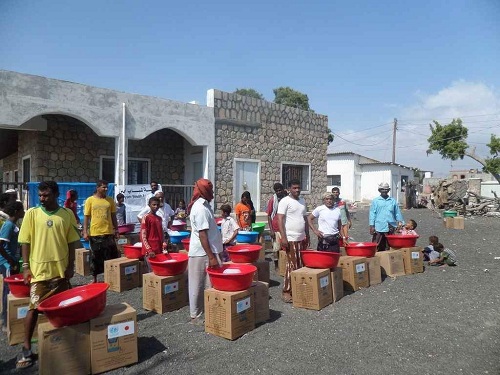 إدارة الإغاثة بمؤسسة شباب أبين تقدم مواد نظافة لأسر نازحة في شقرة