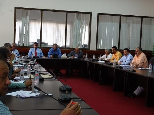 محافظ عدن يجتمع بمدراء عموم المديريات والمكاتب التنفيذية لمناقشة اوضاع المحافظة