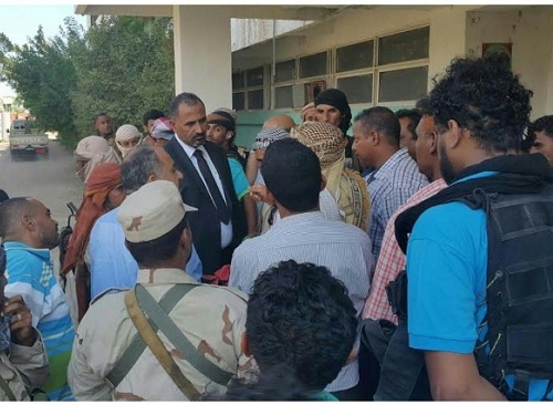 محافظ عدن يزور أسر شهداء وجرحى مرافقي الشهيد جعفر ويتفقد محطة الحسوة