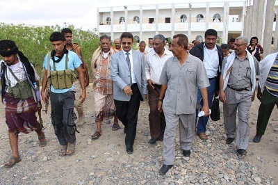 محافظ ابين يتفقد سير الامتحانات في كلية التربية زنجبار