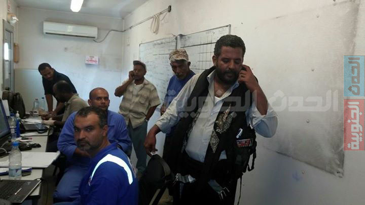 سكان مديرية المعلا يقدمون شكرهم لمحافظ عدن ومدير الكهرباء ومدير المديرية لإنهائهم أزمة الكهرباء